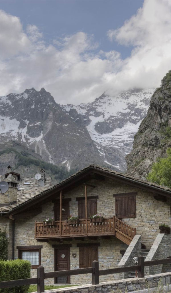 Городские дома на горнолыжном курорте Курмайор, Италия