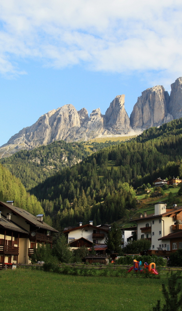 Городские дома на горнолыжном курорте Валь-Ди-Фасса, Италия