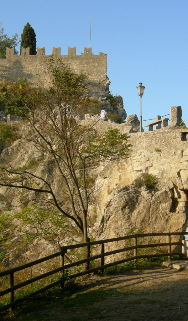 Деревья на фоне крепости в Сан Марино, Италия