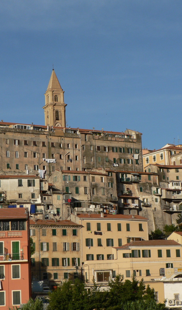 Городские здания на курорте Империя, Италия