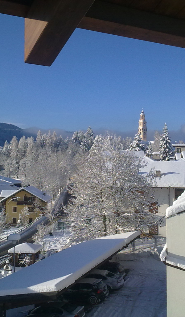 Вид с балкона на горнолыжном курорте Мадонна ди Кампильо, Италия