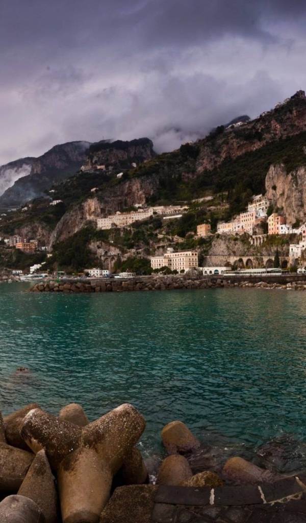 Вид с набережной на город на курорте Позитано, Италия