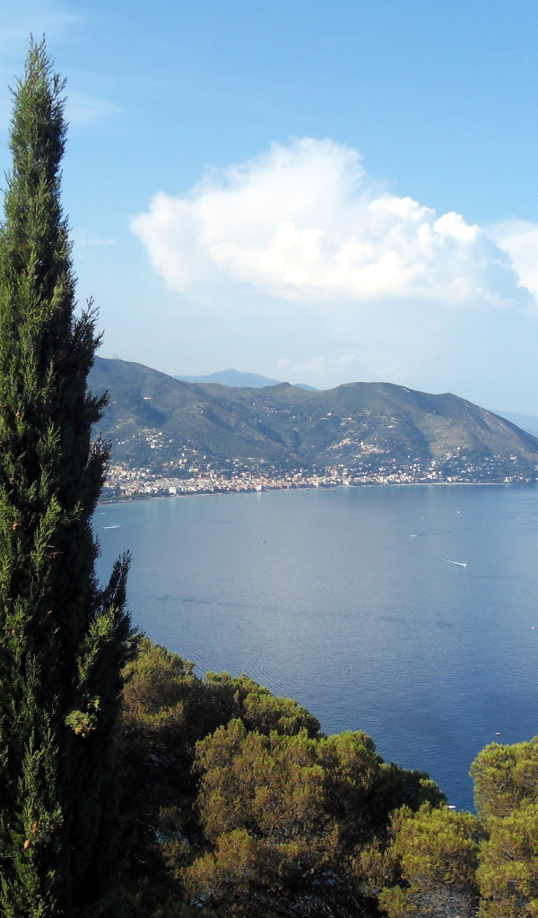 Вид с холма на курорте Алассио, Италия