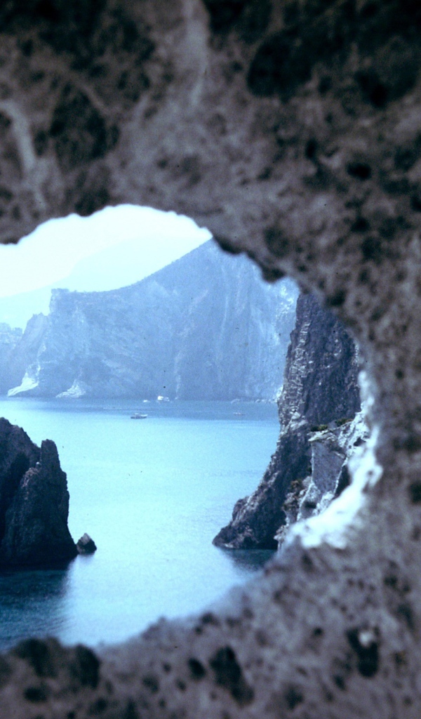 Вид на бухту сквозь скалы на острове Понца, Италия