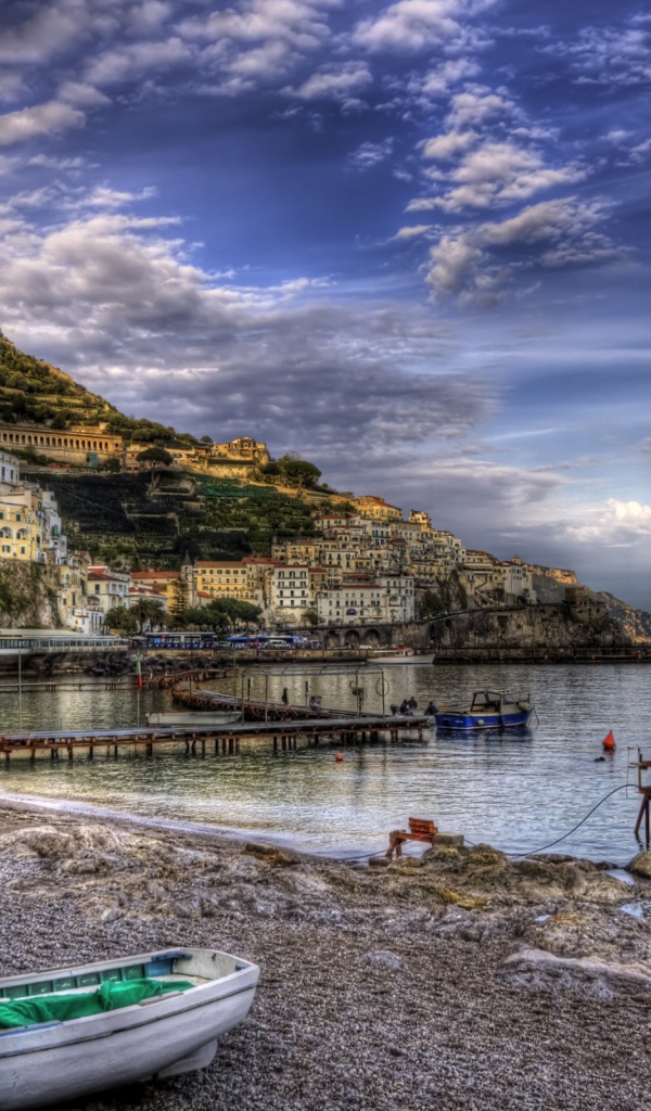 Вид на скалы на курорте в Амальфи, Италия