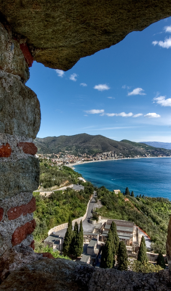 Вид через окно бойницы на курорте Ноли, Италия