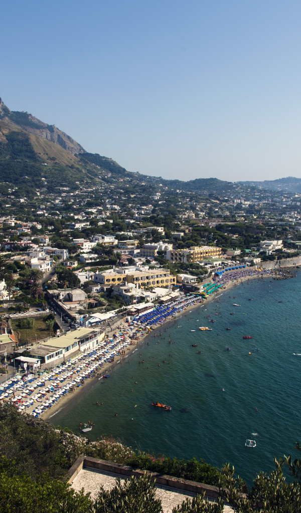 Панорама курорта на острове Искья, Италия