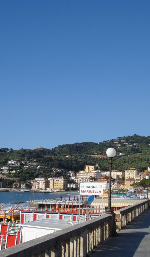 Прогулка по набережной на курорте Диано Марино, Италия