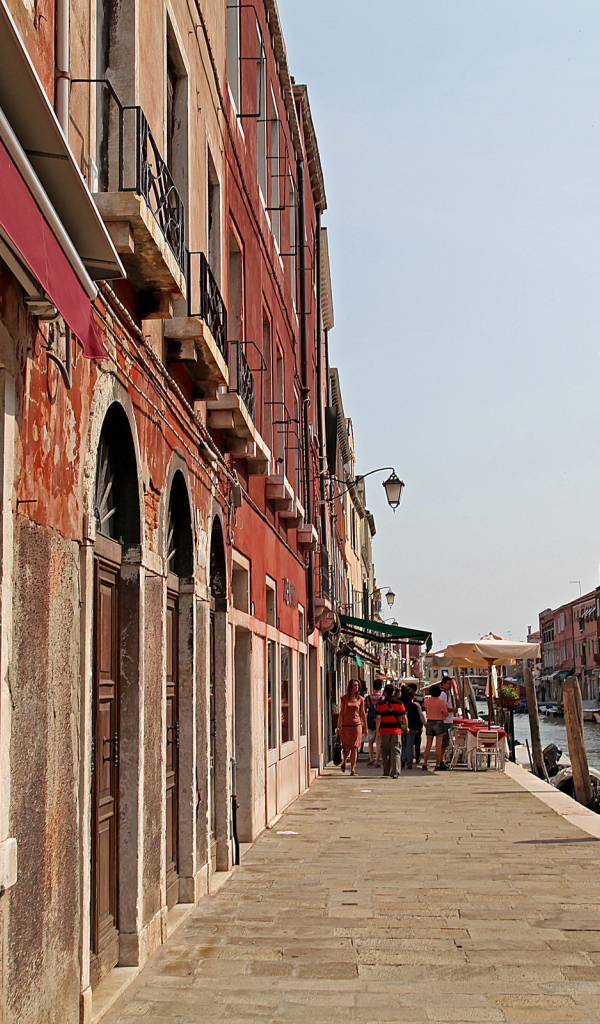 Прогулка по набережной на острове Мурано, Италия