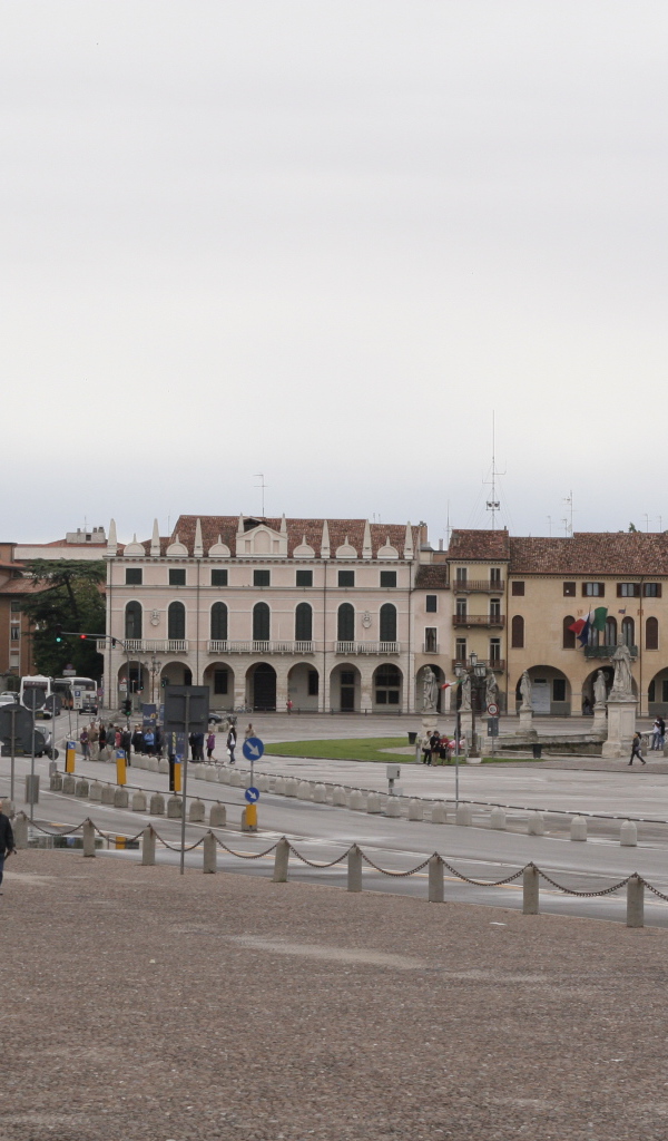 Прогулка по центральной площади в Падуе, Италия