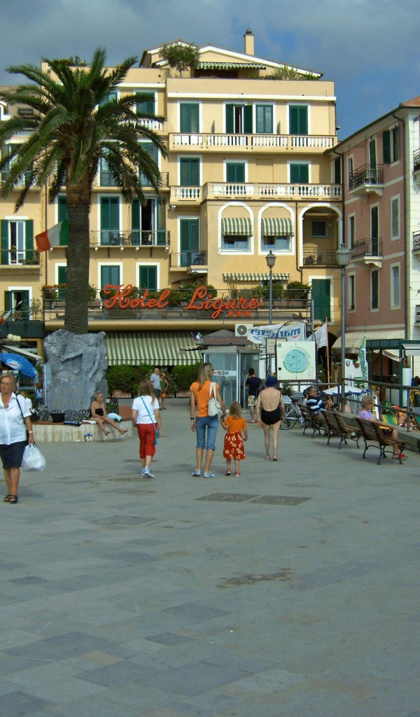 Прогулка на набережной на курорте Алассио, Италия