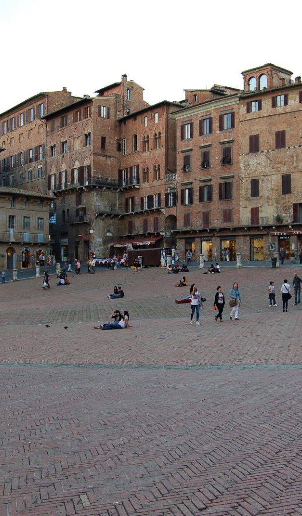 Прогулка на площади в Сиене, Италия