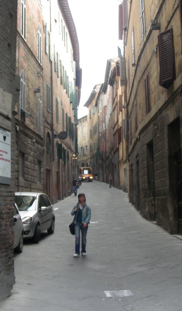 Прогулка по узким улочкам в Сиене, Италия