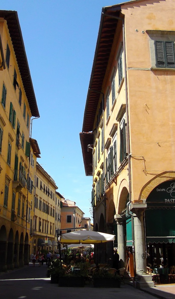 Прогулка по улице в Пизе, Италия