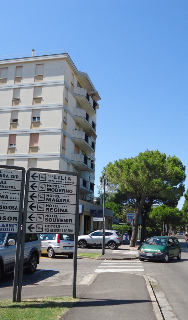 Прогулка по улице на курорте Лидо ди Езоло, Италия