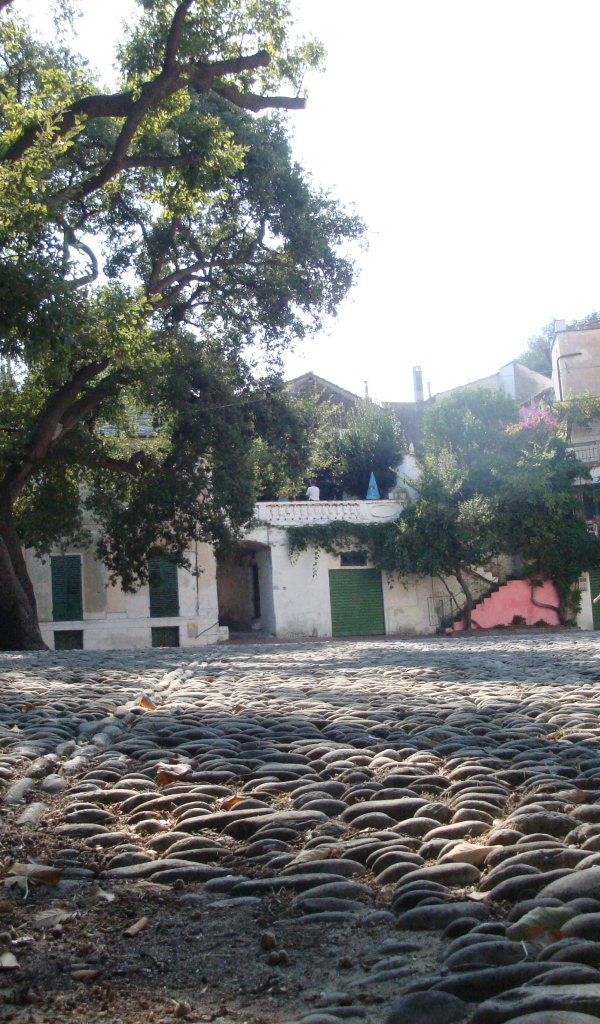 Прогулка по улице на курорте Сан Бартоломео Аль Маре, Италия