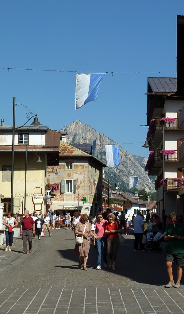 Прогулка по городу на горнолыжном курорте Кортина д'Ампеццо, Италия