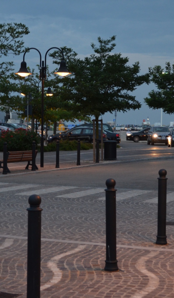 Прогулка по вечерним улицам на курорте в Римини, Италия