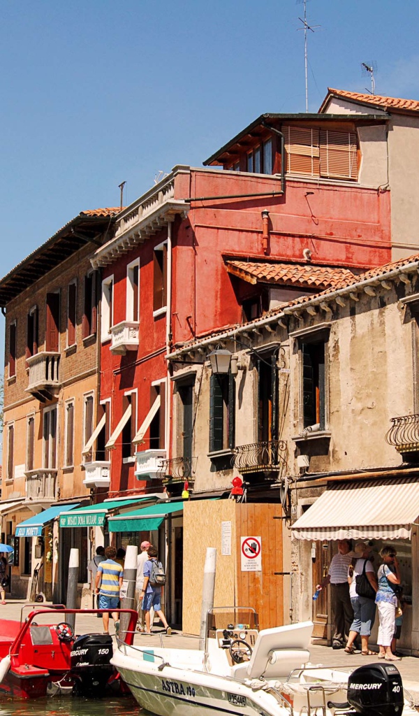 Прогулка по улицам на острове Мурано, Италия