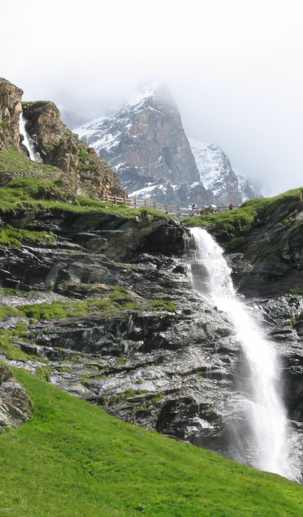 Водопад на горнолыжном курорте Червиния, Италия