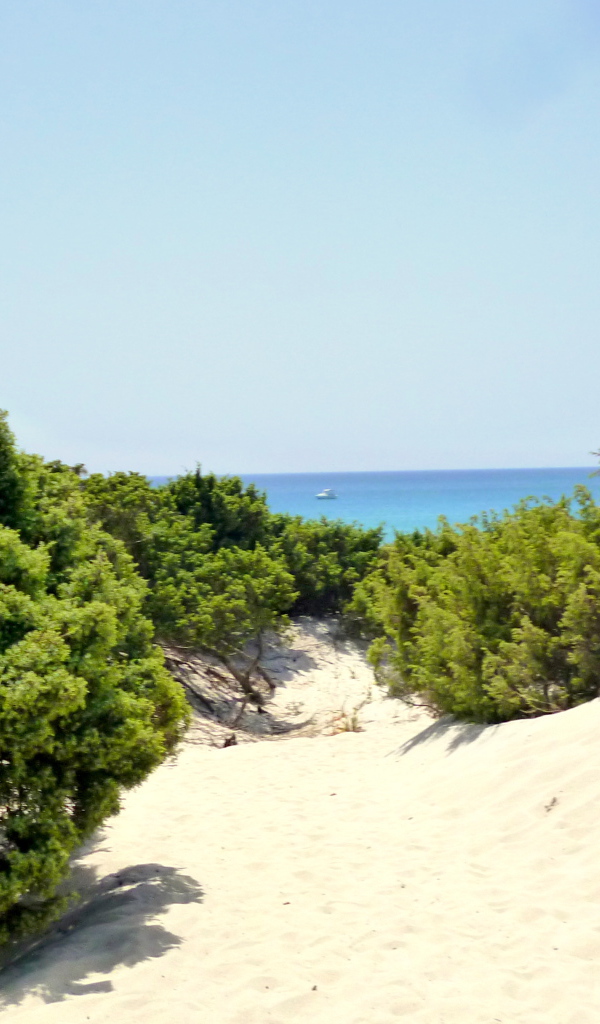 Белый песок на пляже на курорте Вилласимиус, Италия