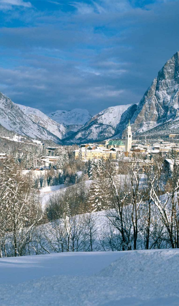 Зимний пейзаж на горнолыжном курорте Кортина д'Ампеццо, Италия