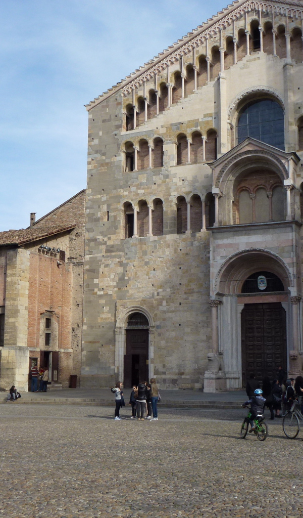 Соборная площадь в Парме, Италия