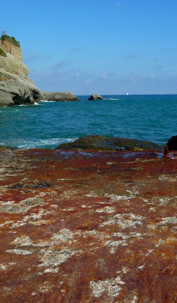 Каменистый берег на курорте Челле Лигуре, Италия