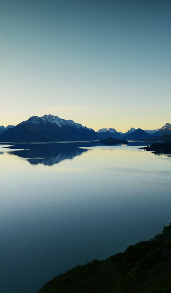 Озеро Вакатипу после заката солнца, Новая Зеландия
