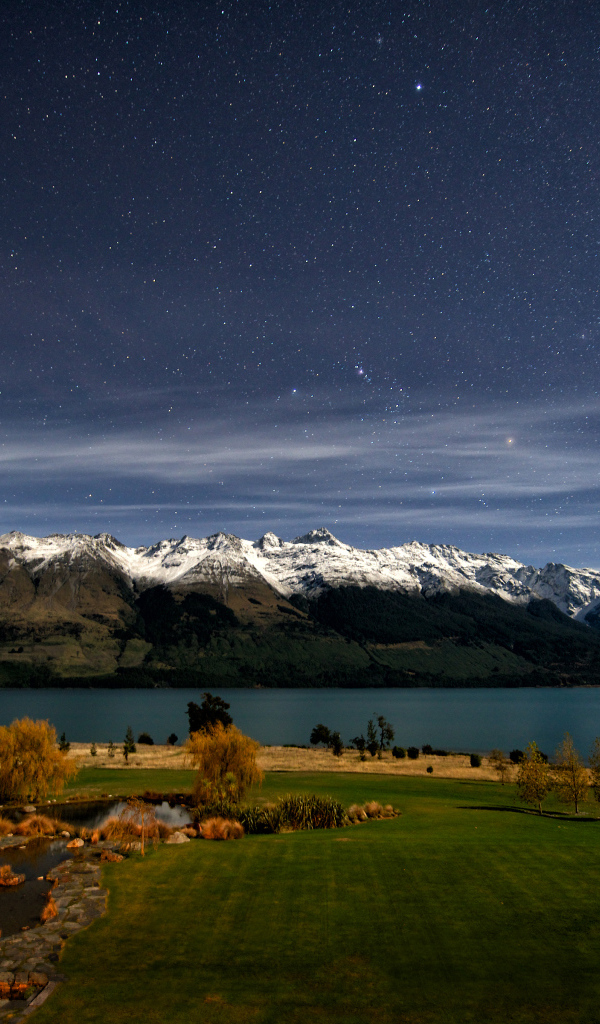 Ночная фотография озера Вакатипу, Новая Зеландия