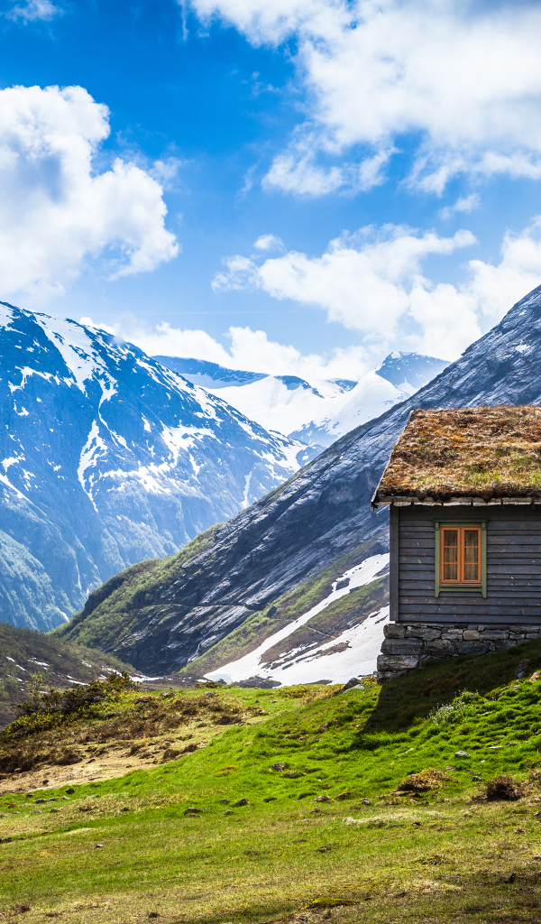 Одинокий дом в горах в Норвегии