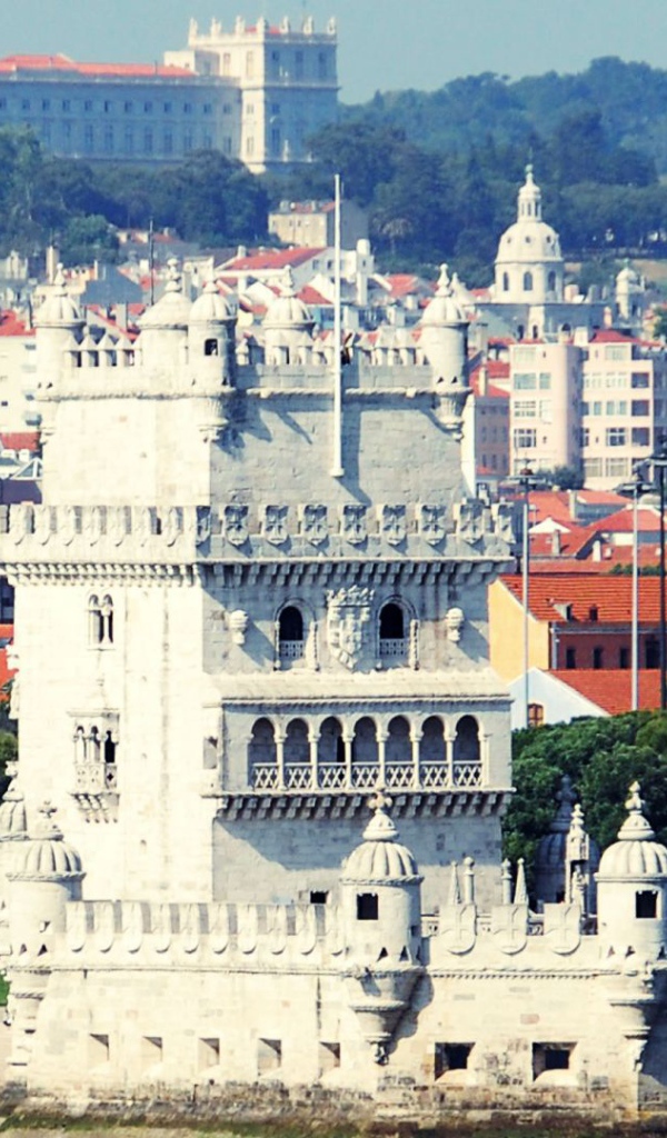 Башня Белем на фоне Лиссабона