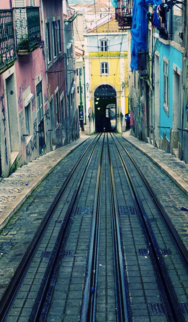 Узкая улочка в Лиссабоне