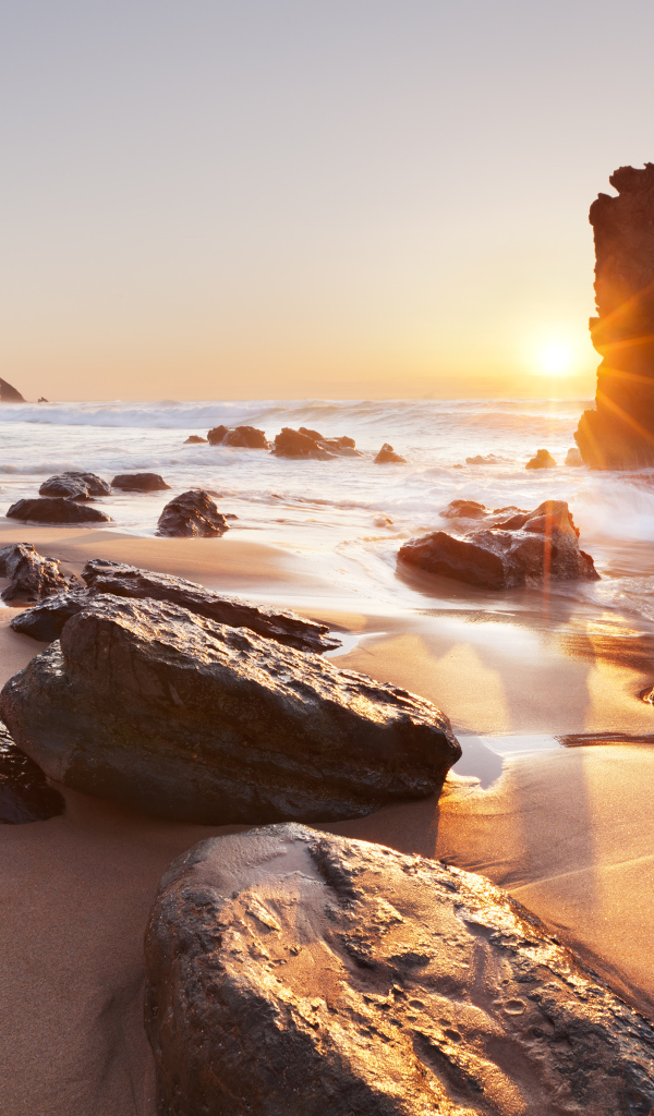 Пляж Прайя-Да-Адрага в Португалии