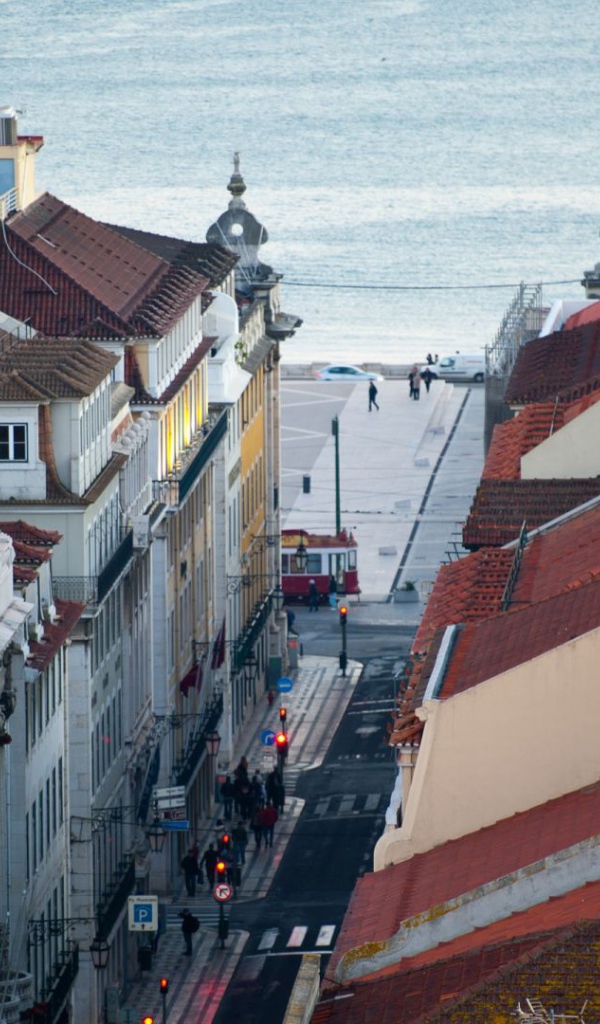 Улица у набережной в Лиссабоне