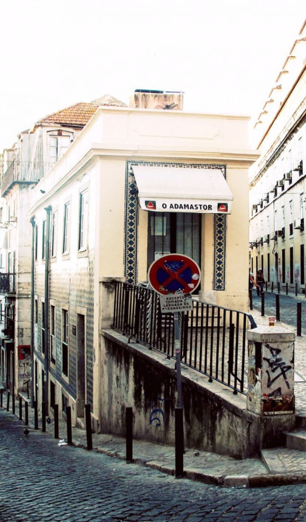 Извилистая улица в Лиссабоне