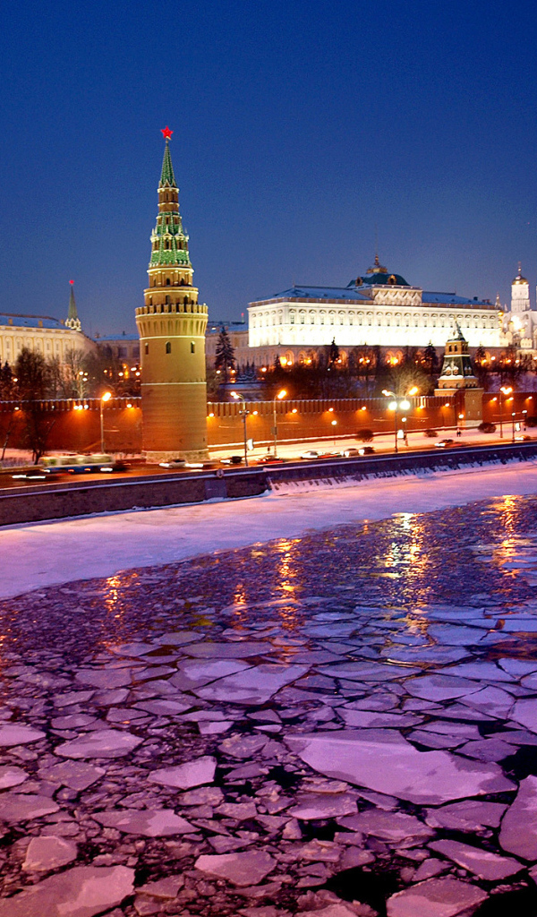 Льдины на реке у Кремля