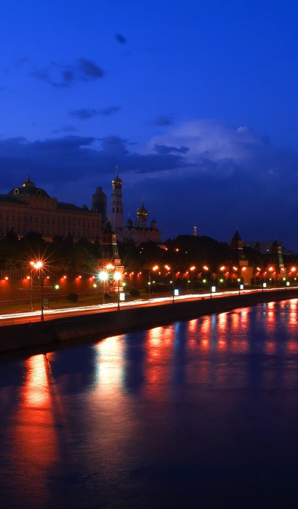 Ночная набережная у Кремля