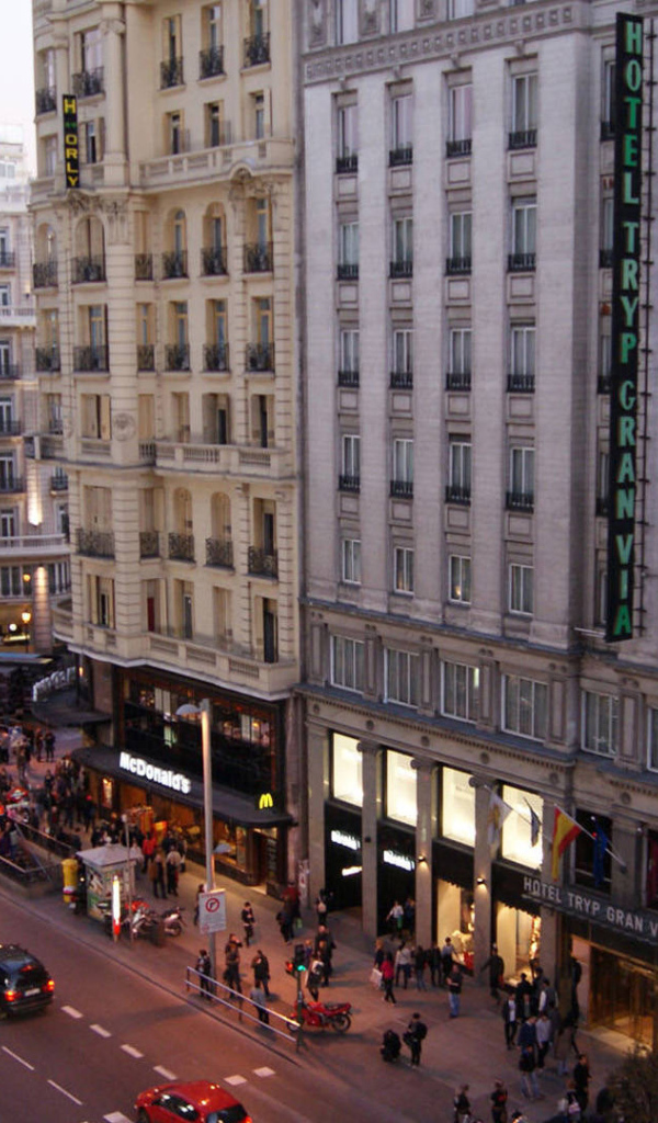 Оживленная улица в Мадриде