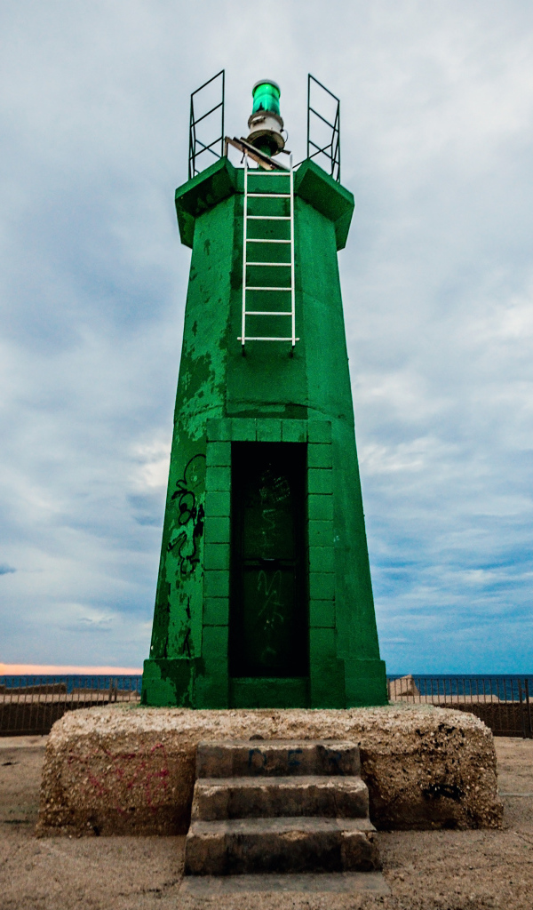 Зелёный маяк в городе Дения, Испания
