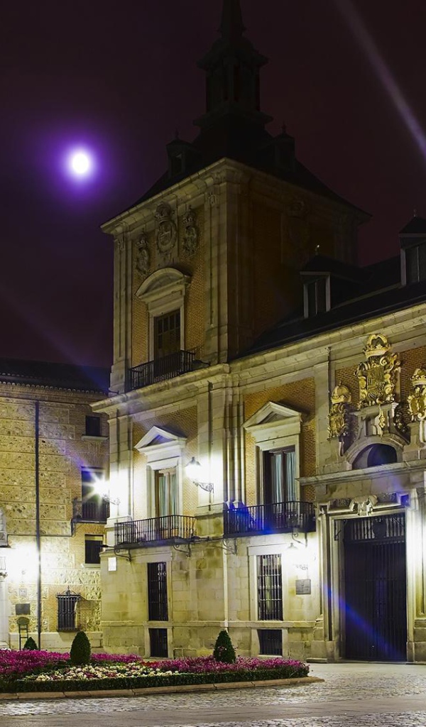 Памятник на площади в Мадриде