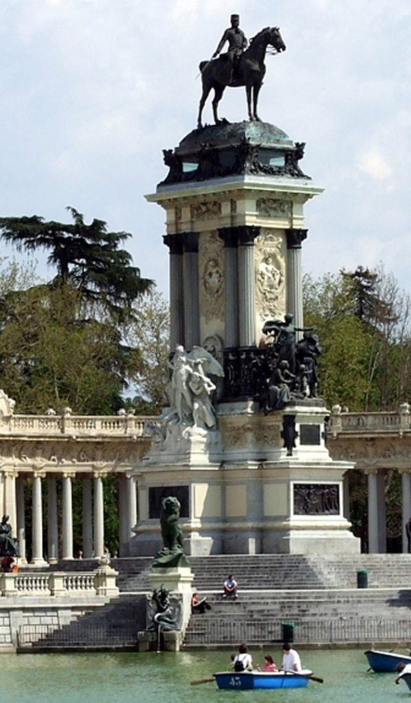 Парковая статуя в Мадриде