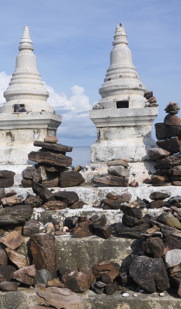 Алтарь на берегу на острове Ко Куд, Таиланд