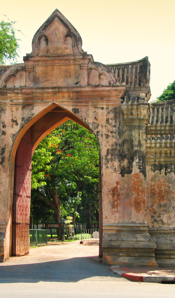 Старинная арка на курорте Лопбури, Таиланд