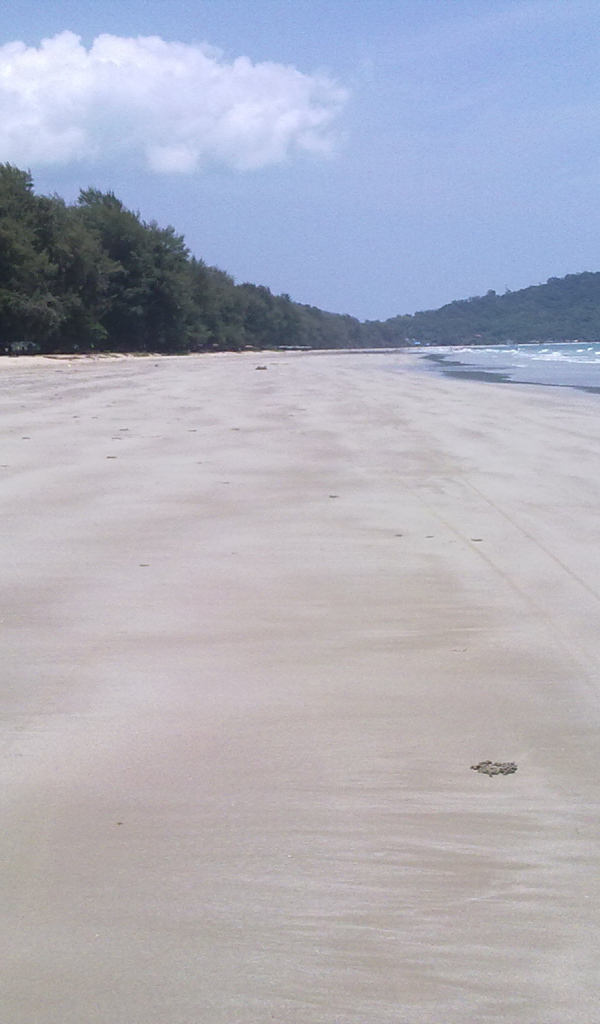 Осенний отдых на пляже на курорте Районг, Таиланд