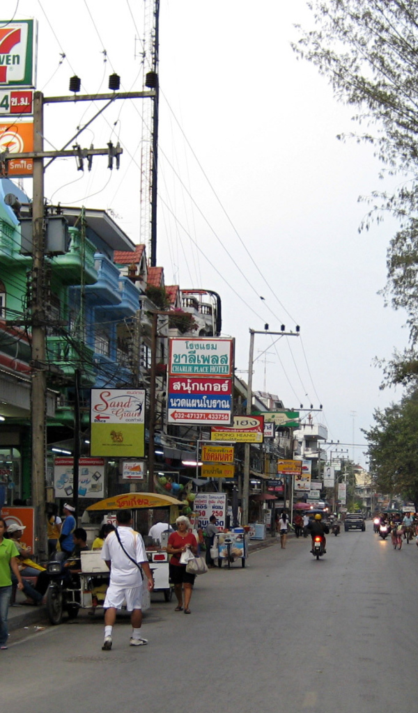 Пляжная улица на курорте Ча Ам, Таиланд