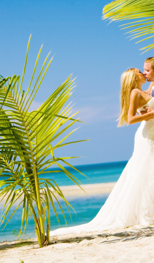 Красивая пара на пляже в Пхукете, Таиланд