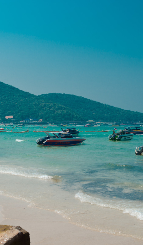 Голубая лагуна на курорте острова Ко Лан, Таиланд