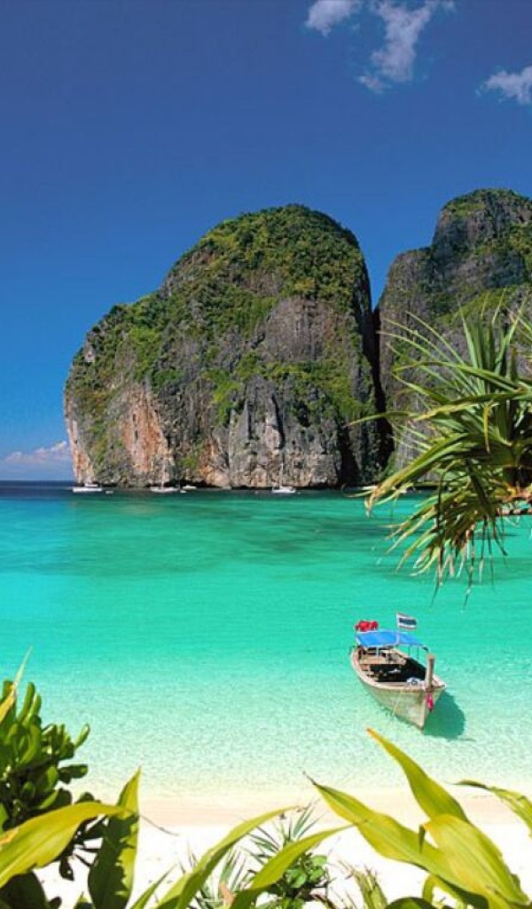 Лодка в заливе в Пхукете, Таиланд