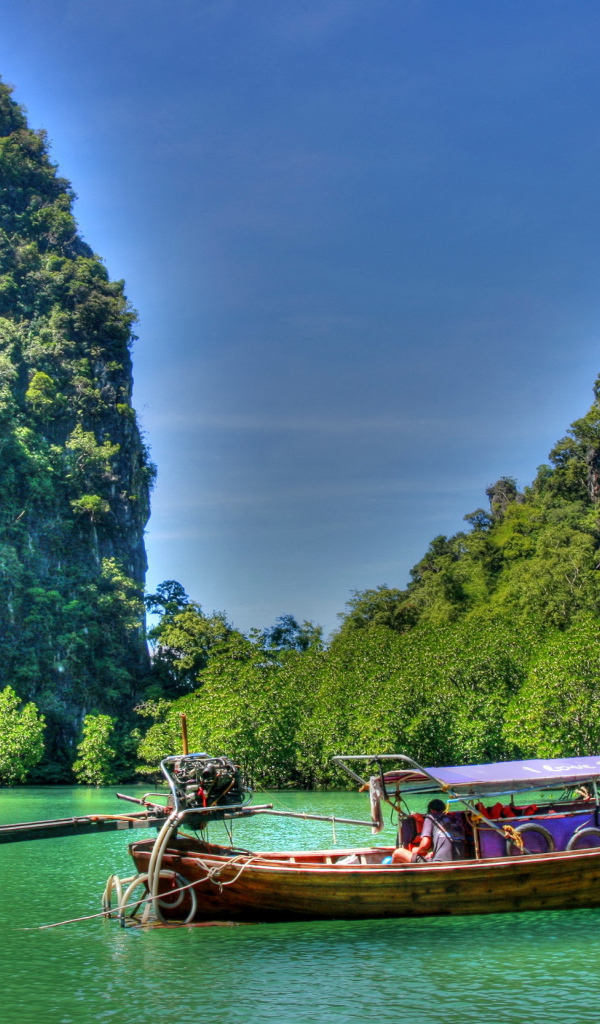 Лодка в заливе на курорте Краби, Таиланд